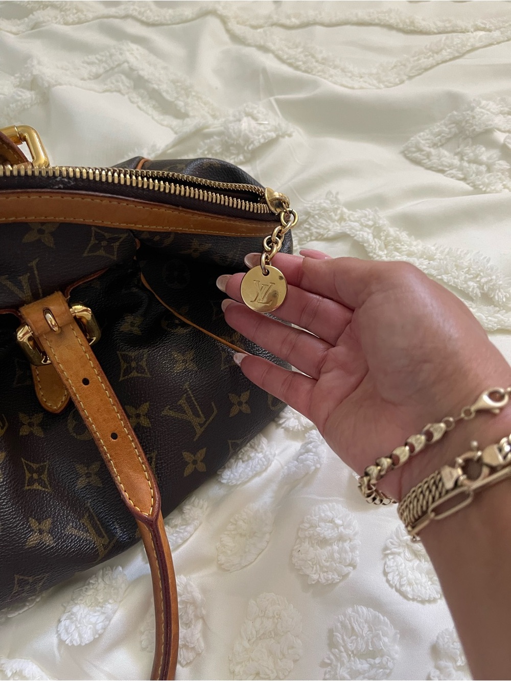 Louis Vuitton Monogram Canvas Shoulder Bag with Tan Trim - Picture 3 of 6